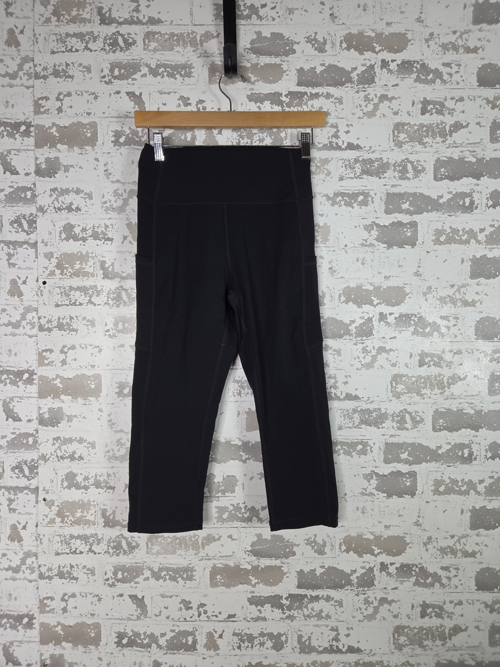 Everyday Black Mid-Rise Capri Leggings with Side Pockets